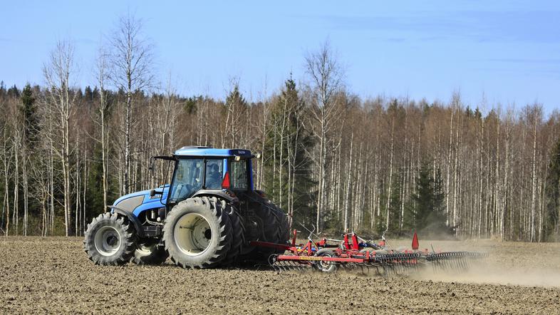 traktor na polju