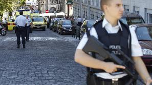 Po današnjem incidentu so območje okoli sodišča zaprli. (Foto: Reuters)