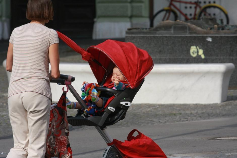ljubljana12.09.08, mama z otrokom, vozicek, presernov trg, ljubljana, mamice...v | Avtor: IFP