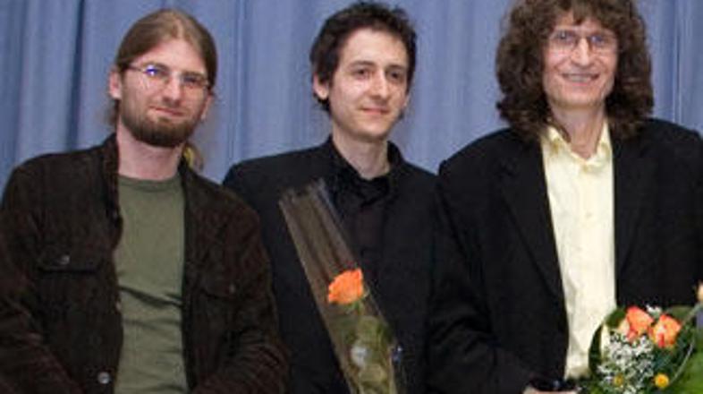 Adi v družbi prijateljev.