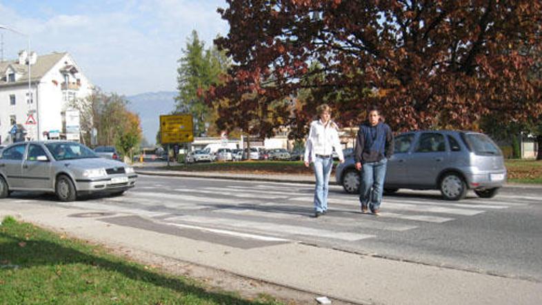 Na prehodu za pešce pri OŠ Franceta Prešerna gre pogosto precej na tesno. Ob kon