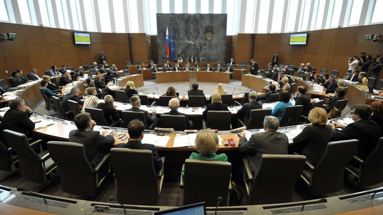 slovenija 16.04.12, poslanci, seja, redna seje DZ, na kateri so dolocili dnevni 