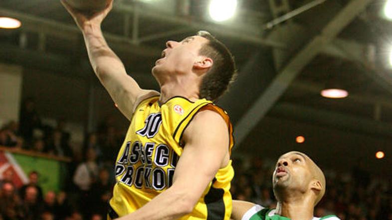 Aleksej Nešović je po Lorinzu Harringtonu še drugi košarkar, ki je v novem letu 