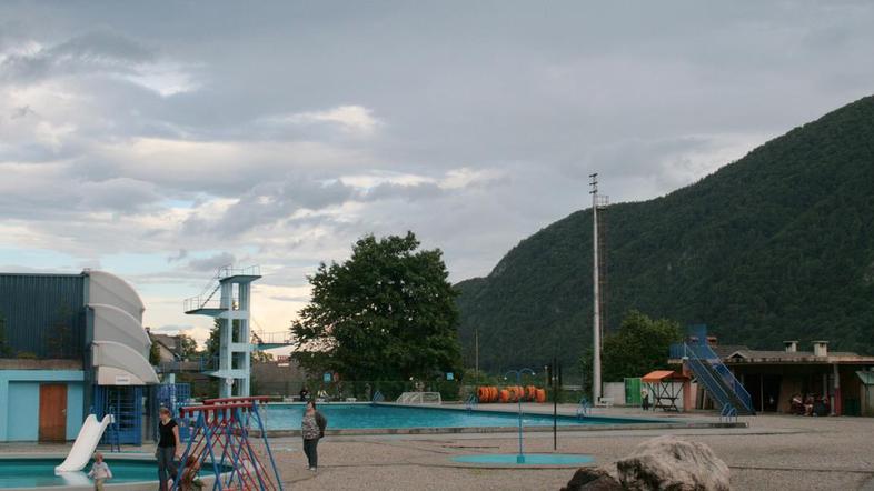 Letno kopališče Ukova obsega olimpijski in otroški bazen ter desetmetrski skakal