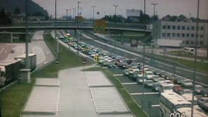 Tako počasi so se vozila premikala danes popoldne na mejnem prehodu Obrežje. (Fo