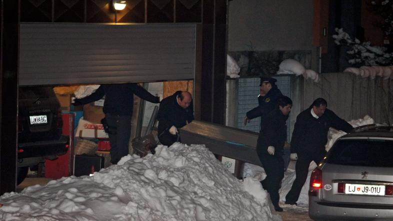 Na pločniku ob vhodu na Baričevičevo dvorišče naj bi takoj po smrti številni opa