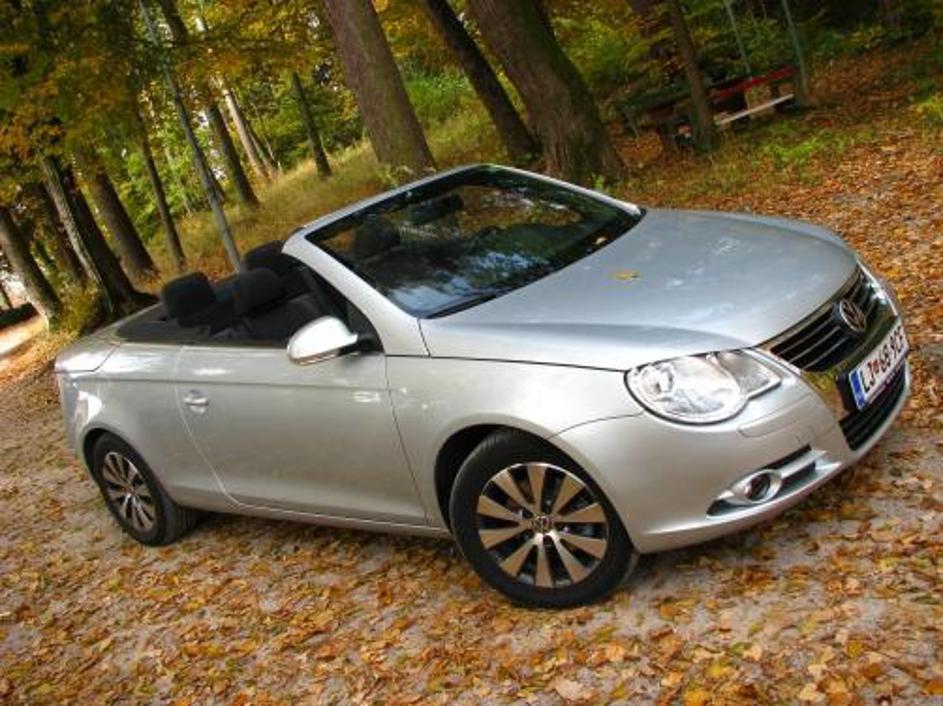 Eos je celovito oblikovan avtomobil. V primerjavi s tekmeci ima nekoliko manjši 