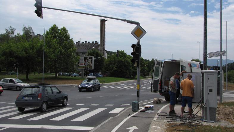 Te dni delavci urejajo še zadnje podrobnosti v delovanju novih semaforjev. (Foto