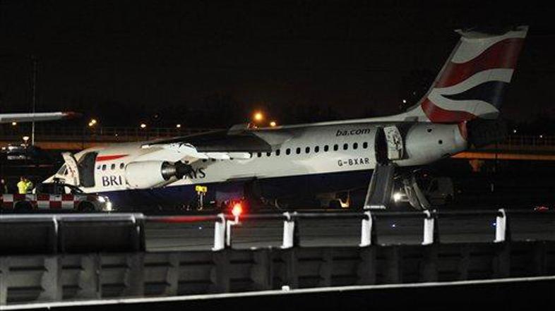 Letalu je med pristajanjem odpadlo prvo kolo.