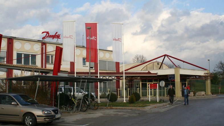 Napis Danfoss je Secop zamenjal šele pred štirimi meseci, a očitno tudi njegov n