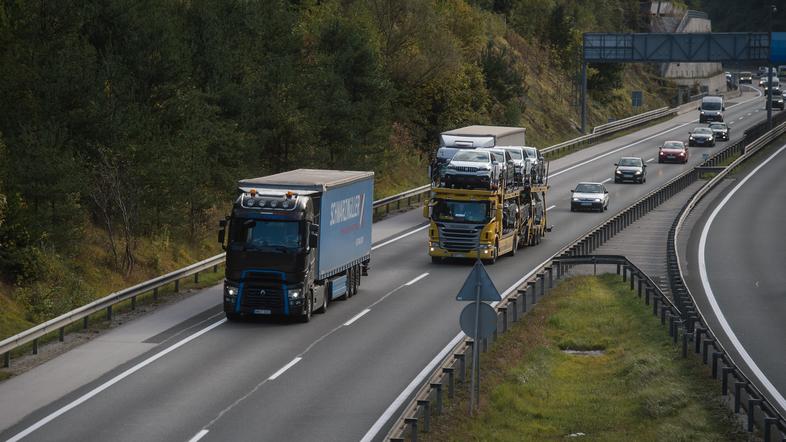 Avtocestna policija prehitevanje tovornjakov slonje dirke