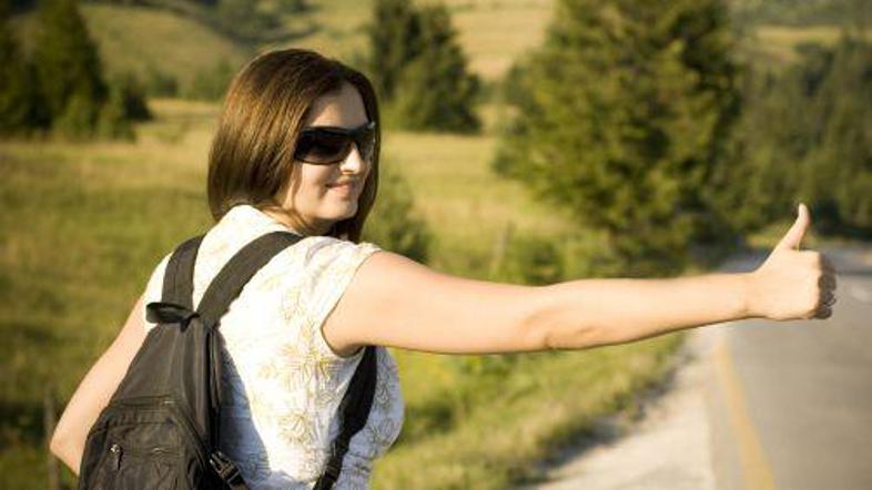 Palec dvignite visoko v zrak in se ne sramujte tega, da štopate.