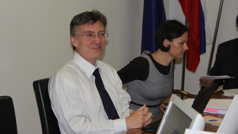 Rebolj pravi, da so spremembe pri habilitacijah posledica neskladij med statutom