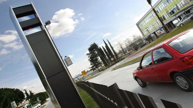 Omejitev hitrosti na odseku pred OŠ Koper ob cesti Zore Perello Godina, kjer tre