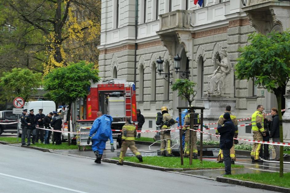 Sumljiv paket na vladi