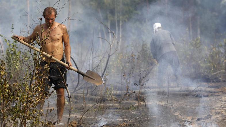 Pri gašenju sodelujejo tudi vojaki. (Foto: Reuters)