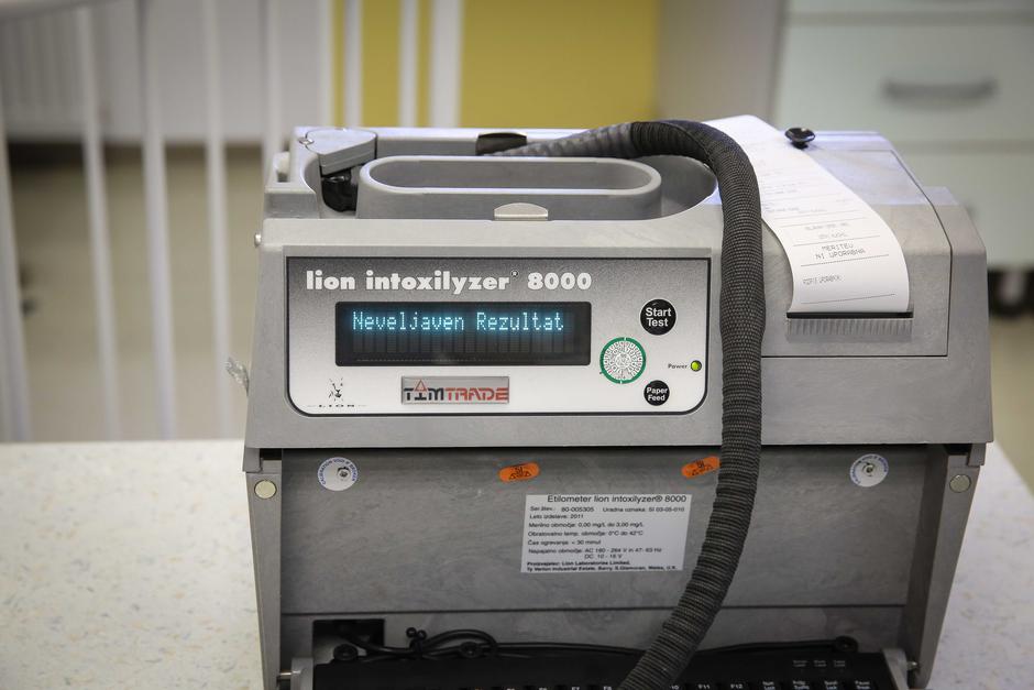 Urad RS za meroslovje etilometer merjenje alkohola | Avtor: Saša Despot