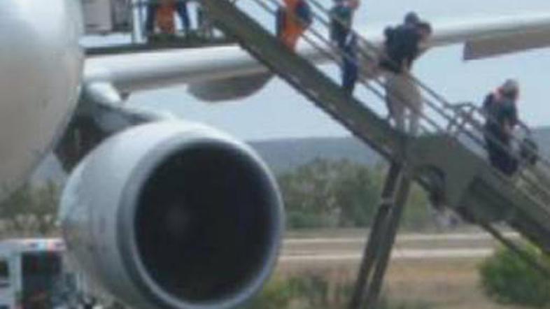 Letalo Airbus 330-300, ki je prevažalo 303 potnike in deset članov posadke, je v