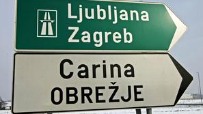 Hrvaška državljanka je ilegalca v vozilo sprejela na Obrežju, policistom pa jo j