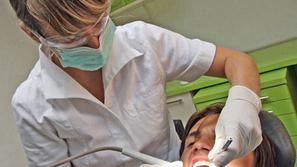 Na Hrvaškem za ruvanje zoba pod anestezijo računajo od 27 evrov, proteza pa stan