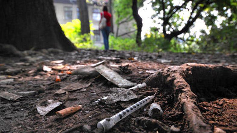 Nevarnost odvržene igle je odvisna od količne krvi, pravijo v Stigmi. Virus HIV 