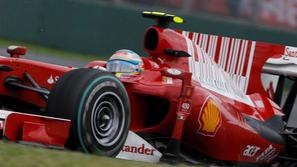 Fernando Alonso je z zmago in dvema četrtima mestoma po štirih dirkah na tretjem