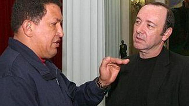 Hugo Chavez v pogovoru s Kevinom Spaceyjem.
