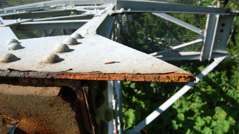 Na Zavoda za gradbeništvo sumijo, da je dokončno porušitev stebra povzročila dod