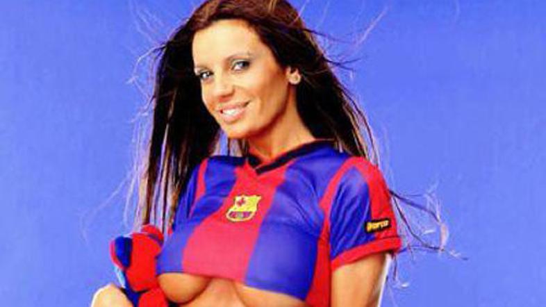 Sonja Monroy je pozirala s posebej izdelano majico Barcelone.