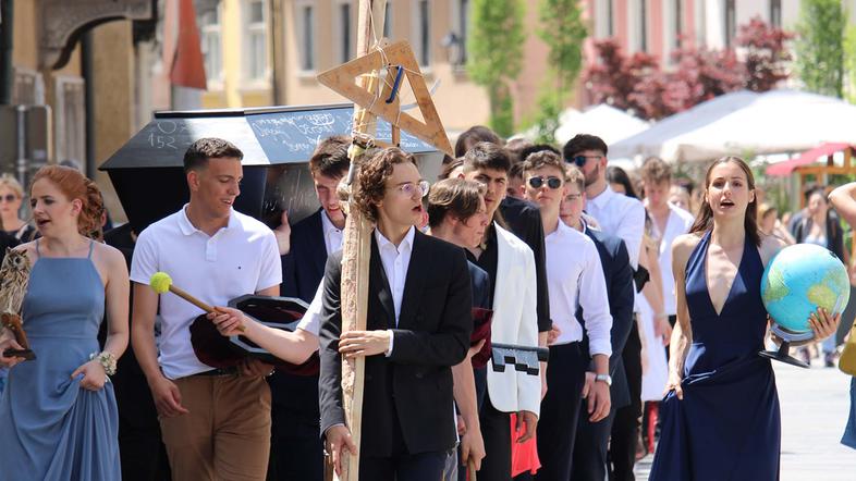 Tradicija Gimnazije Kranj: sprevod maturantov.