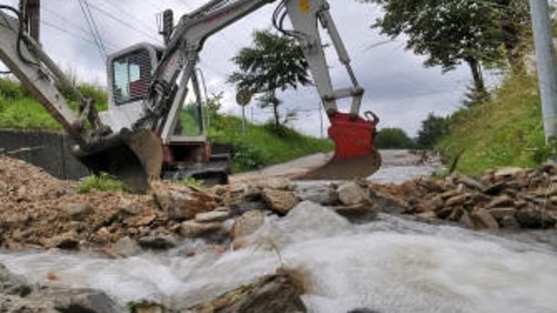 Neurja so sprožala plazove, poplavljala hiše in odkrivala strehe.