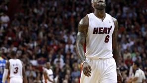 Pravi, da še nima pravega ritma za met z razdalje. LeBron James. (Foto: Reuters)