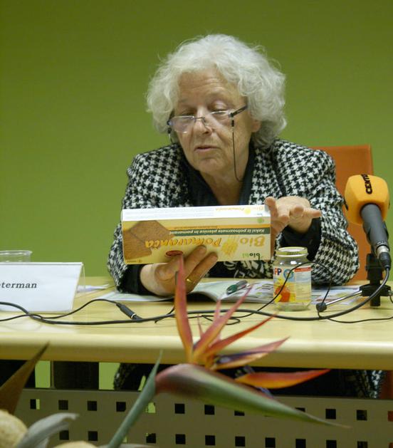 Marjana Peterman je pokazala, kako mora biti na izdelku označeno, kaj je ekološk