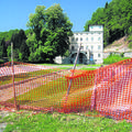 Hotel Grad Podvin je zaprt in ograjen kot gradbišče, čeprav delavcev ni videti, 