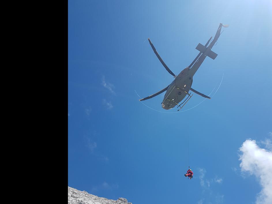 reševanje v gorah helikopter reševalci gore