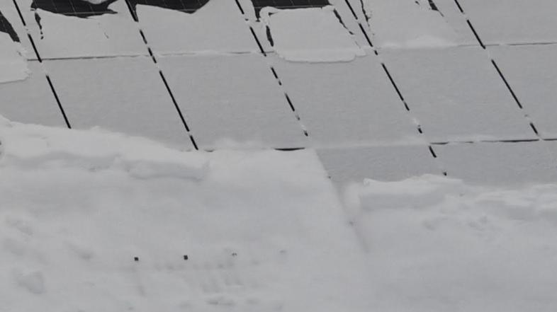 Sneg na sončni elektrarni