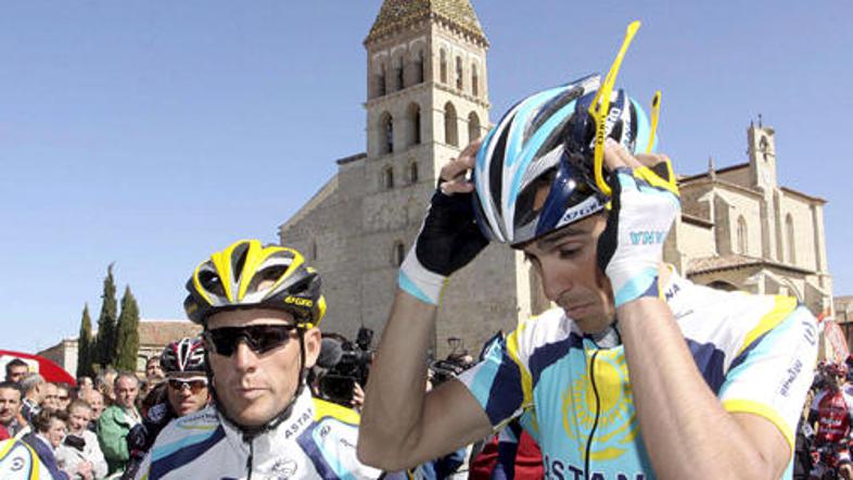 Lanceu Armstrongu (levo) je pri padcu počila tudi kolesarska čelada.