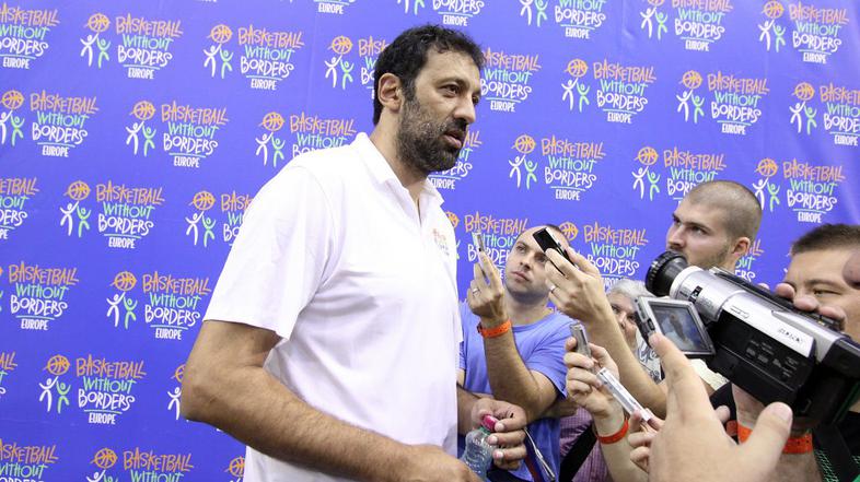 Vlade Divac, Košarka brez meja