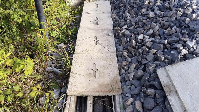 poškodovan kabel na železniški progi Kočevje