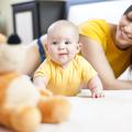 Pri šestih mesecih se dojenček že začne plaziti. (Foto: Shutterstock)