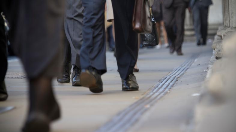 Noge ljudi, ki hodijo po pločniku