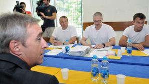 Na Dobu zanikajo, da je Janko Gačeša v samici. Ima pa omejeno možnost druženja i