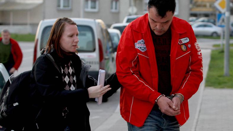 Bubulja in Kolgezija so policisti vklenjena privedli na sodišče, ko je sodnica ž