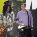 Kitarist skupine Velvet Revolver Slash in Bill Gates sta na sejmu CES tudi skupa