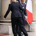 Francoski predsednik Nicolas Sarkozy se je izkazal za pravega kavalirja. (Foto: 