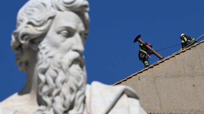 Nameščanje dimnika, streha Sikstinske kapele