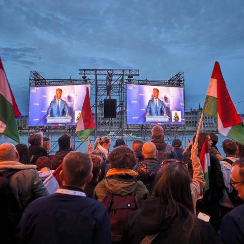 Budimpešta ljudje čakajo rezultate volitev