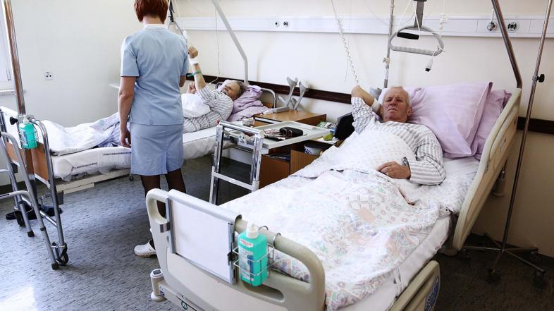 Slovenija 16.12.2013 medicinsko osebje, medicinska sestra, pacient, bolniska pos