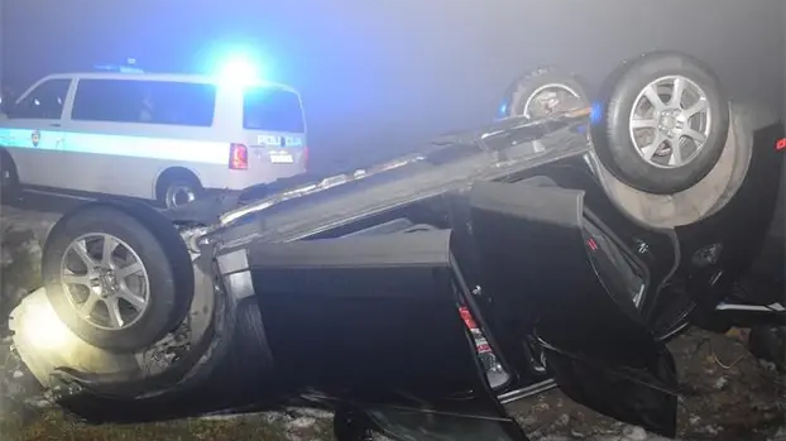 prometna nesreča prevrnjeno vozilo