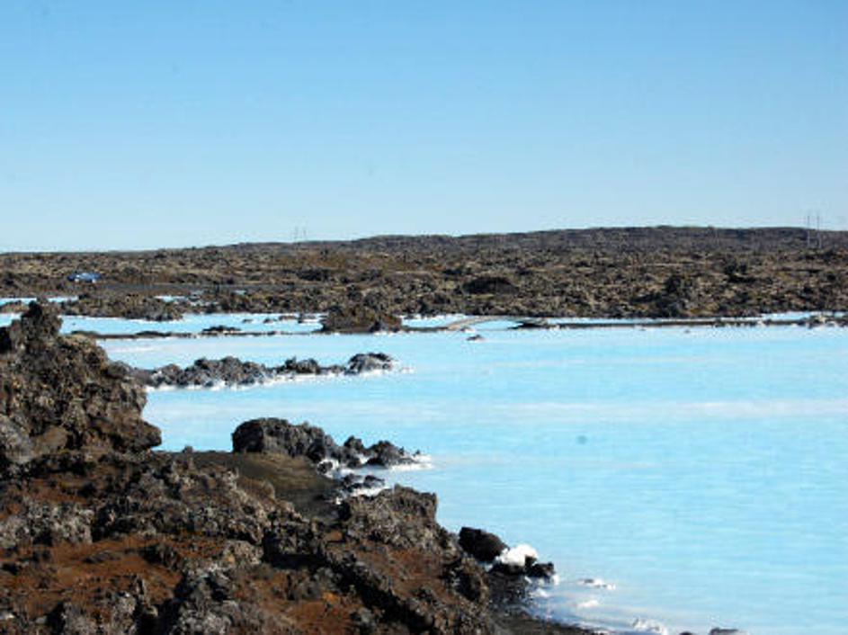 Iz globokih termalnih izvirov pod površjem se geotermična morska voda z edinstve